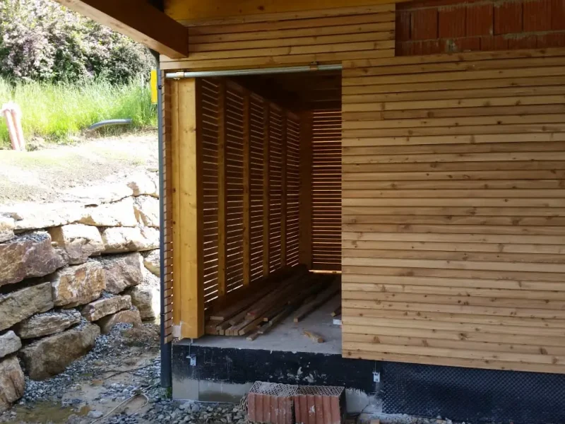 Abstellraum mit Lärchen Rhombus Fassade und Schiebetor